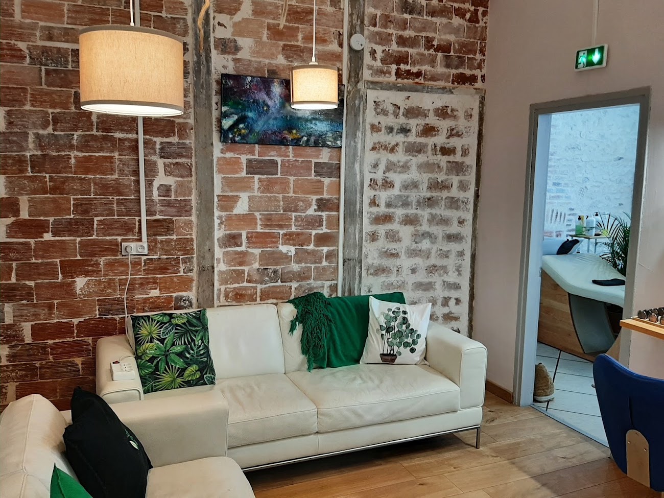 Espace salon de thé et mur en briques